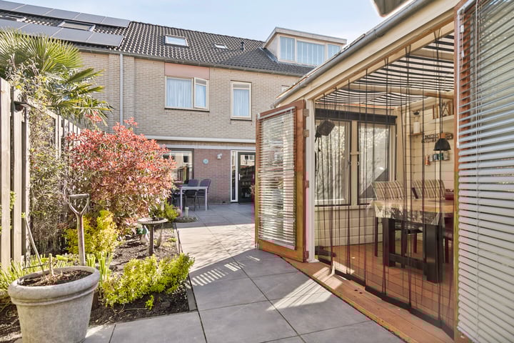 Louis de Funèsstraat 18 in Almere foto