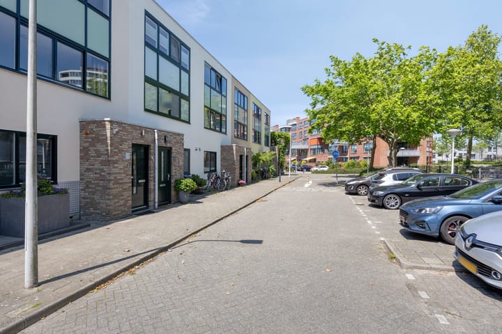 Louise Hardenbergsingel 11 in Leiden foto