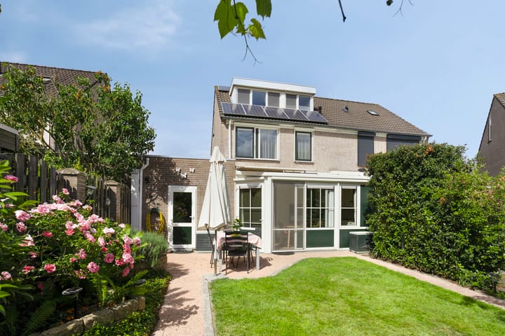 Maaslaan 106 in Helmond foto