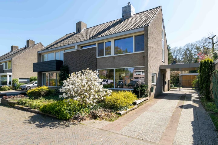 Maaslaan 9 in Son en Breugel foto
