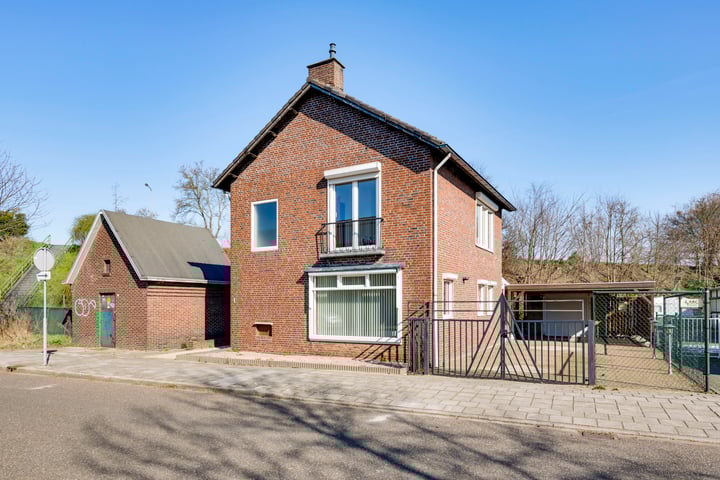 Maasnielderweg 1 in Roermond foto