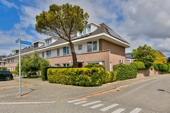 Mahlerlaan 16 in Nieuw-Vennep foto