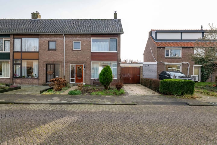 Margrietstraat 16 in Spijkenisse foto