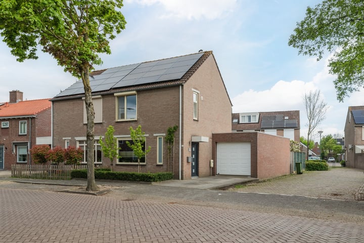 Margrietstraat 35 in Rijen foto