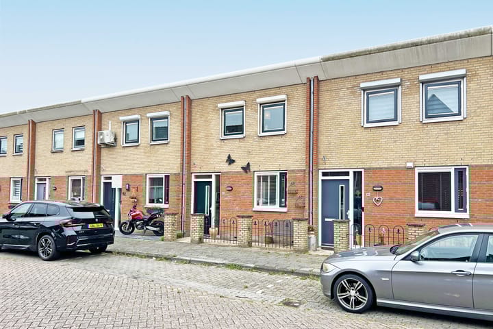 Marguerite Durasstraat 90 in Spijkenisse foto