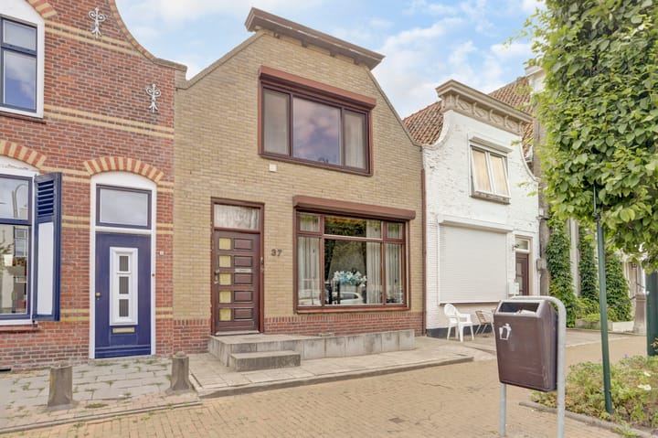 Markt 37 in Sint-Maartensdijk foto