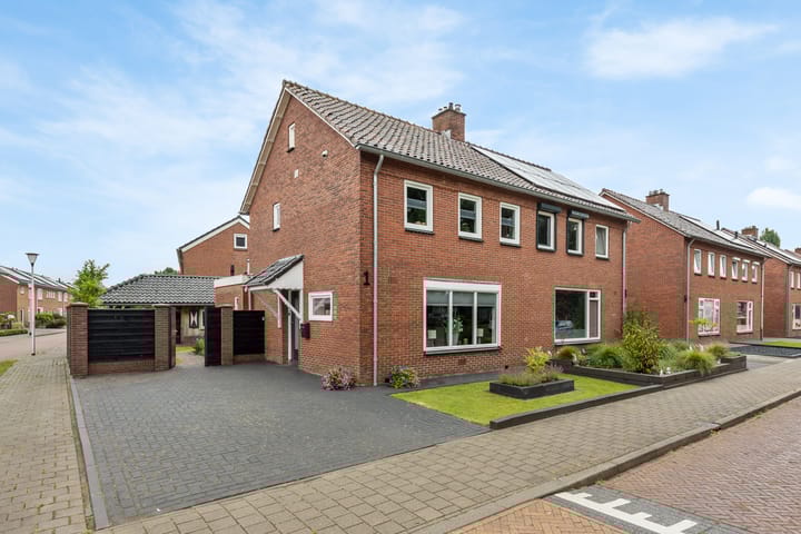 Meester Muldersstraat 1 in Denekamp foto
