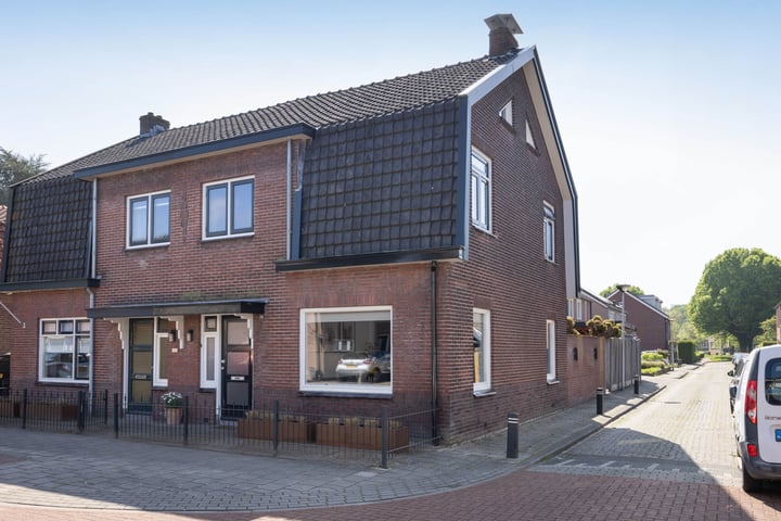 Meeuwenweg 26 in Hengelo foto