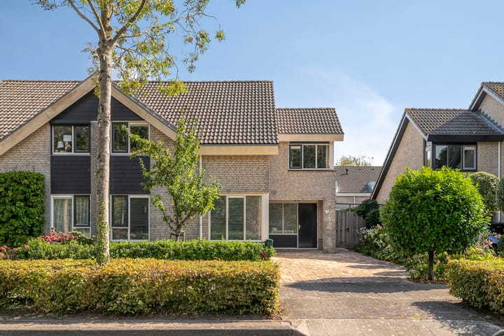 Menuetstraat 11 in Almere foto