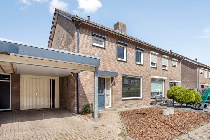Menuetstraat 9 in Venray foto