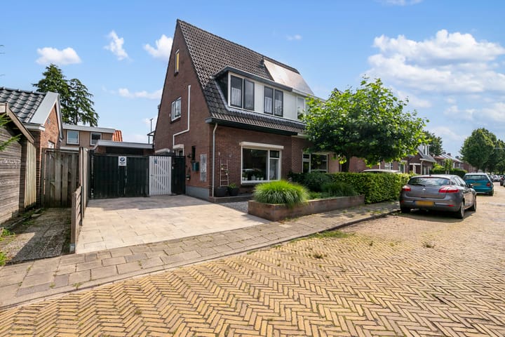 Merwedestraat 1 in Velp foto