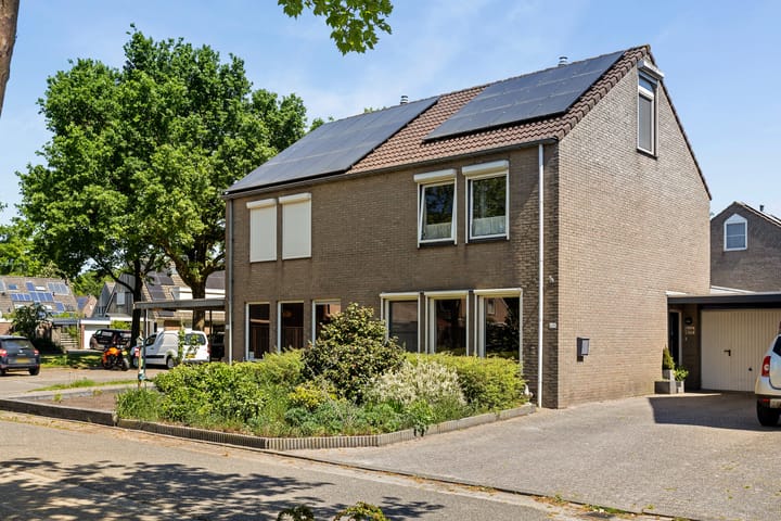 Mezenveld 152 in Emmen foto