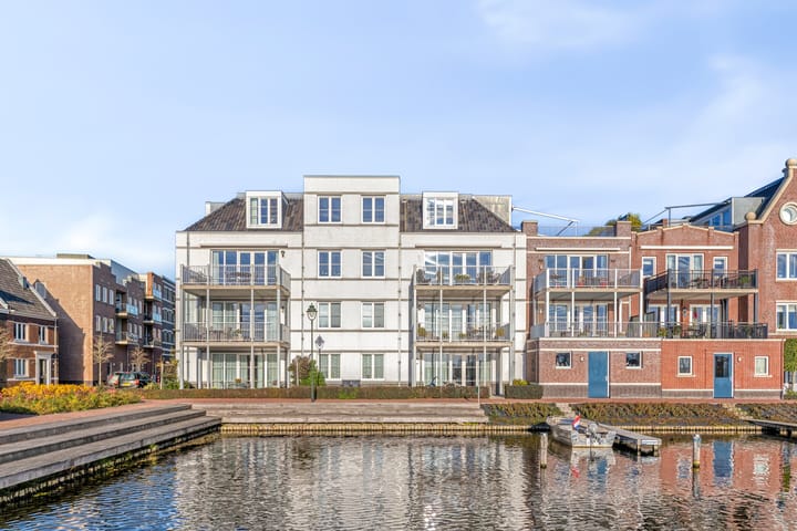 Middenoever 72 in Roelofarendsveen