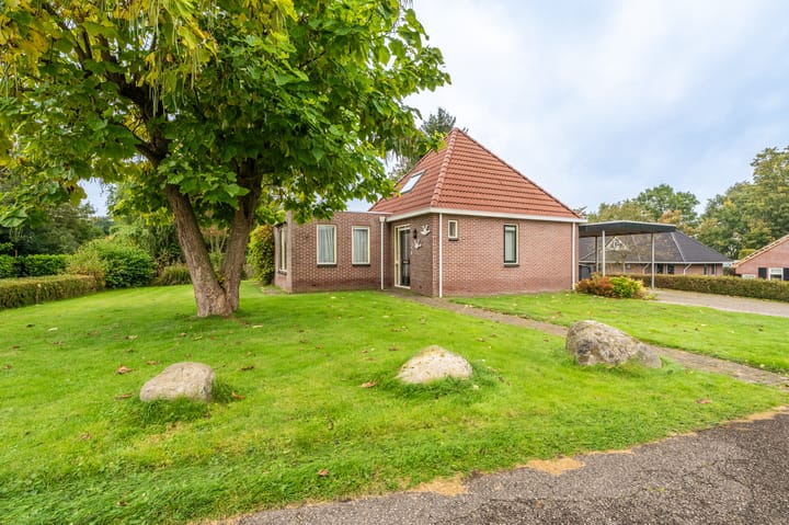 Molenlaan 1 in Midwolda foto