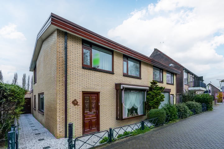 Foto van woning Molenlaan 8, Spijkenisse