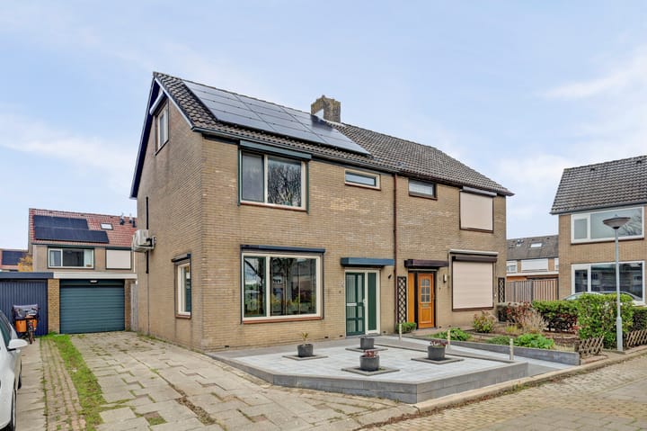 Montessoristraat 6 in Kruiningen foto