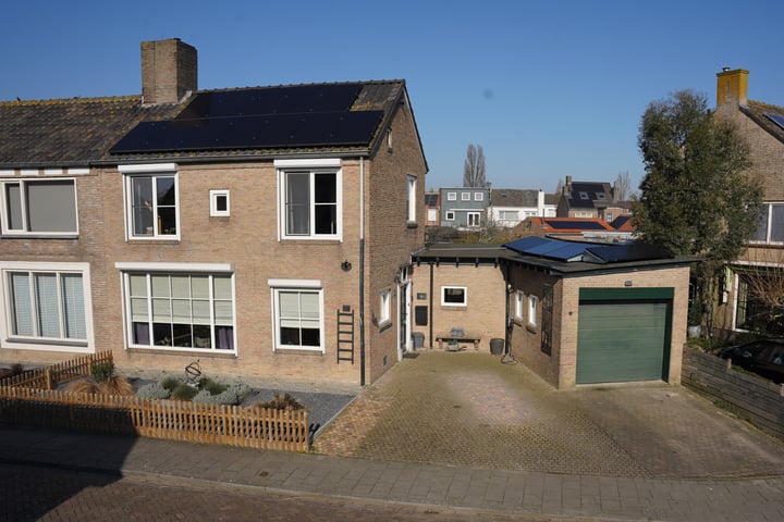 Mr. J.E. Risseeuwstraat 27 in Oostburg foto