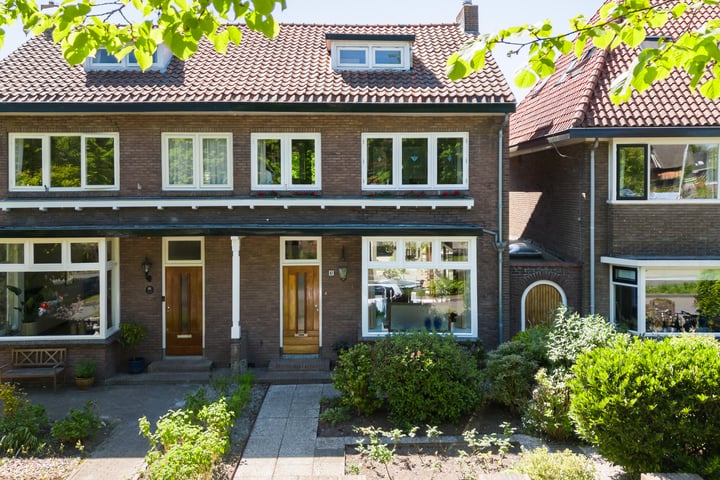 Mr. P.J. Troelstraweg 83 in Leeuwarden foto