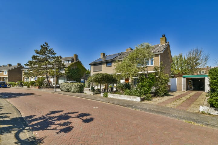 Mr Troelstrastraat 44 in Zandvoort foto