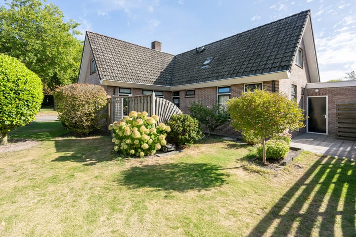 Mussenveld 126 in Emmen foto