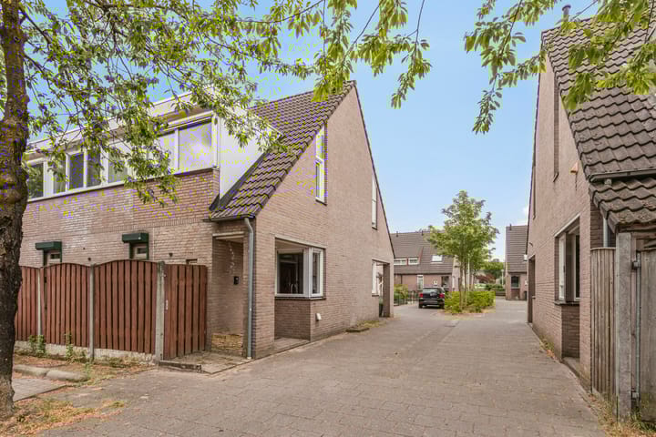Nemerlaerhof 1 in Helmond foto