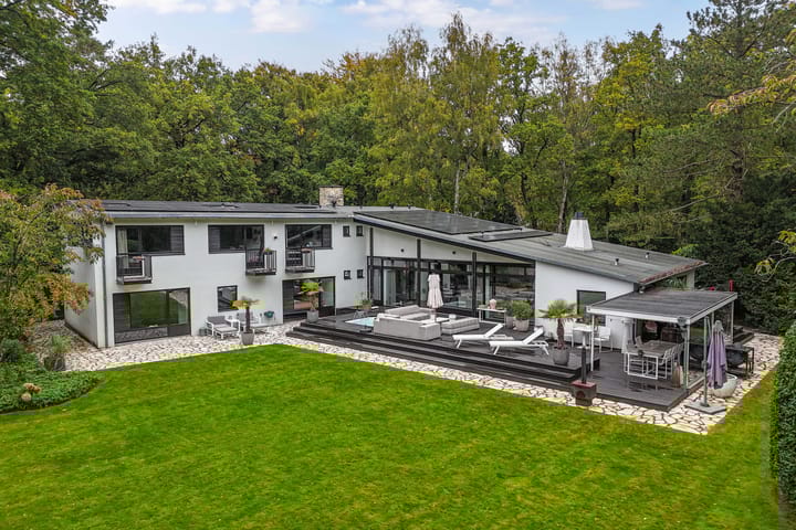 Nieuwe Blaricummerweg 11 in Huizen foto