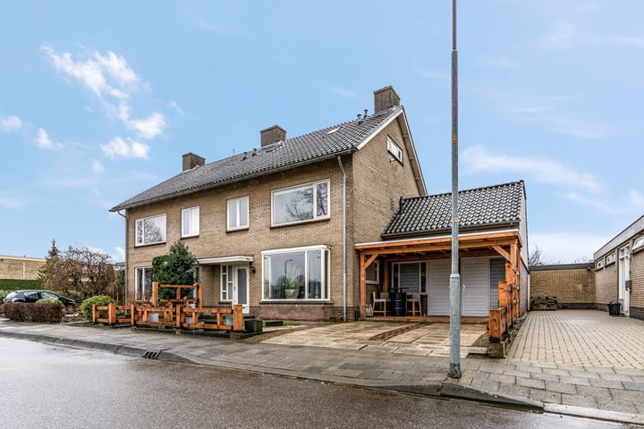 Nieuwe Tielseweg 141 in Tiel foto
