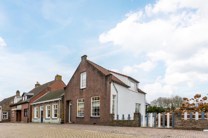Nieuwlandsedijk 9 in Lage Zwaluwe foto