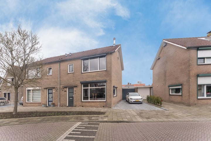 Nijverheidstraat 4 in Kruiningen foto