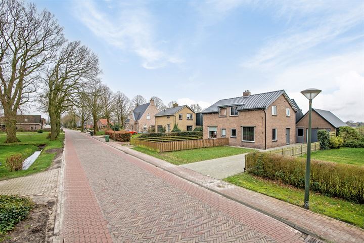 Noordeinde 9 in Fochteloo foto
