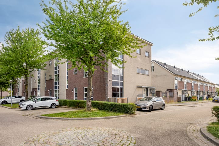 Olle Kapoenstraat 1 in Almere foto