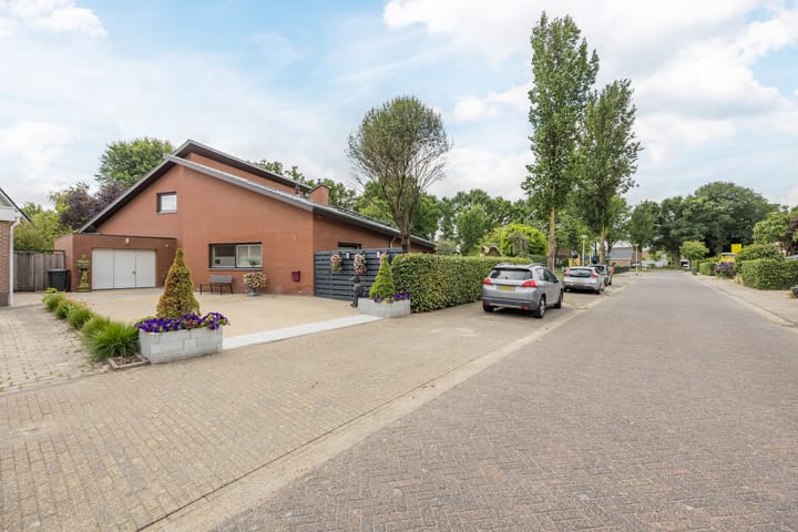 Olmenstraat 2 in Halsteren