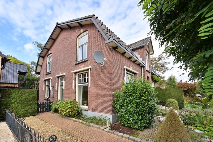 Oosterend 15 in Laren