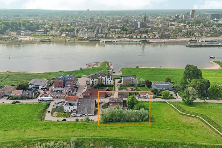 Oosterhoutsedijk 18 in Lent foto