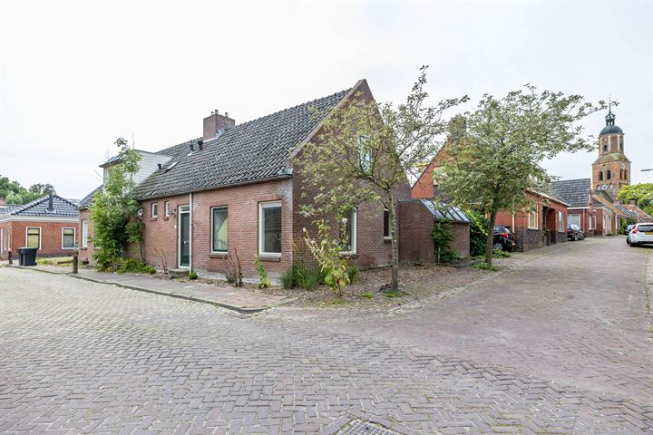 Oosterstraat 10 in Eenrum foto