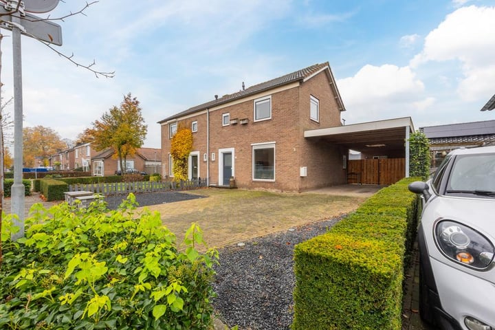 Oranjelaan 19 in Dodewaard foto