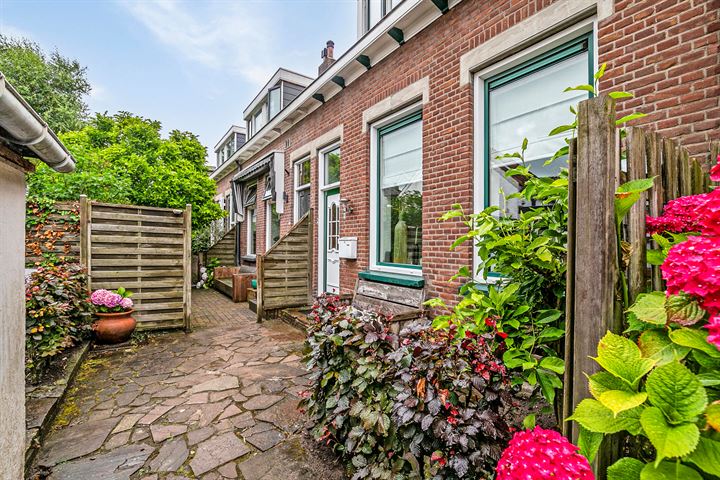 Oranjestraat 2 in Oud-Beijerland foto