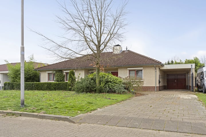 Overhage 6 in Oss foto