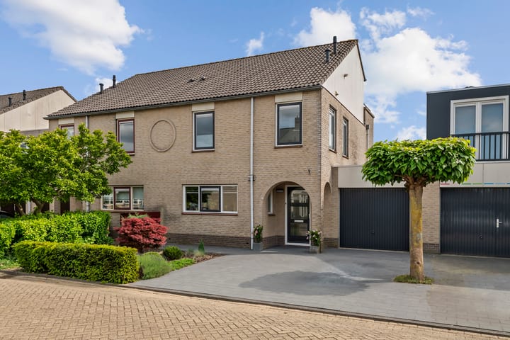 P. Westdorpstraat 8 in Tiel foto