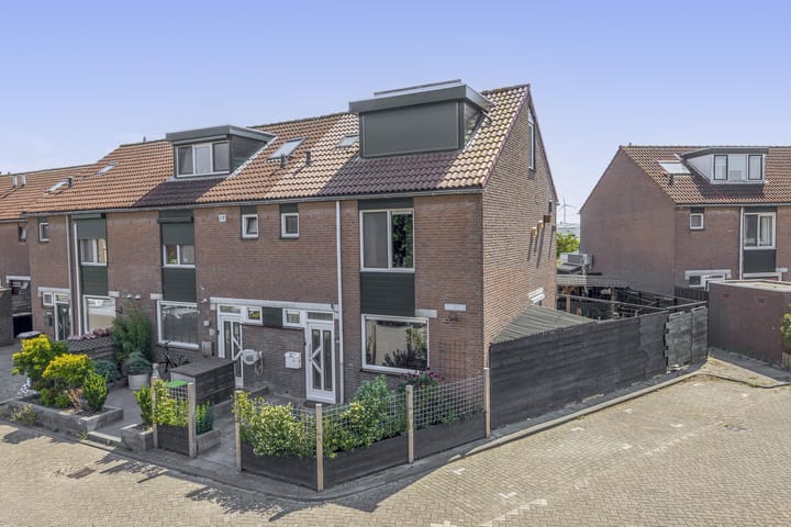 Parelgras 102 in Spijkenisse foto