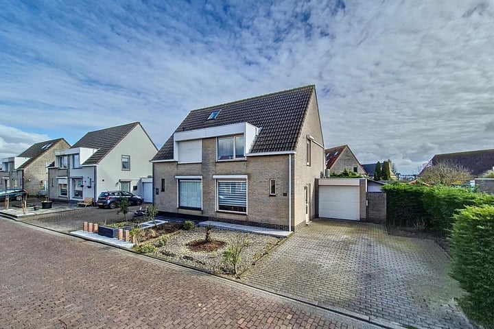 Pastoor J.A.M. van den Muijsenbergstraat 21 in Hoofdplaat foto