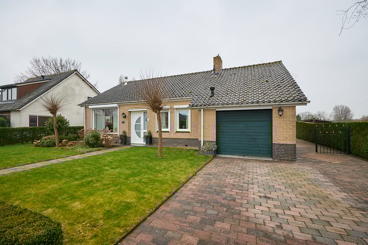 Pastoor J.A.M. van den Muijsenbergstraat 4 in Hoofdplaat foto