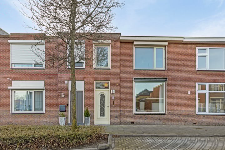 Pastoor Van Eekelenstraat 3 in Bergen op Zoom foto