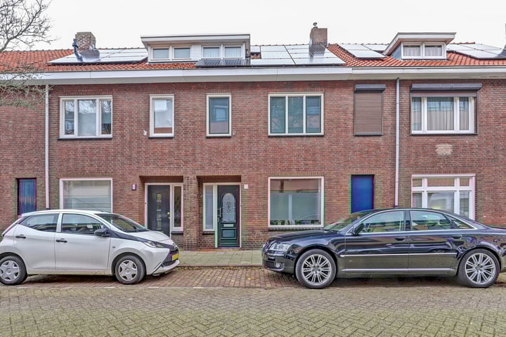 Paus Adriaanstraat 5 in Tilburg foto