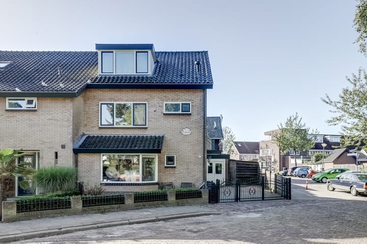 Piet Heinlaan 2 in Baarn