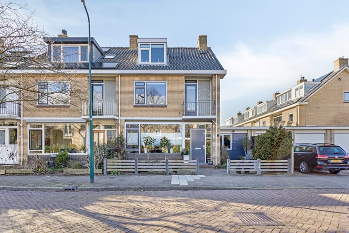 Pieter de Hoochlaan 15 in Oegstgeest foto