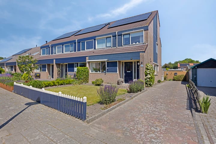 Pieter Dekkerstraat 11 in Winkel foto
