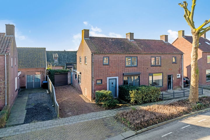 Plantsoen 27 in Lage Zwaluwe foto