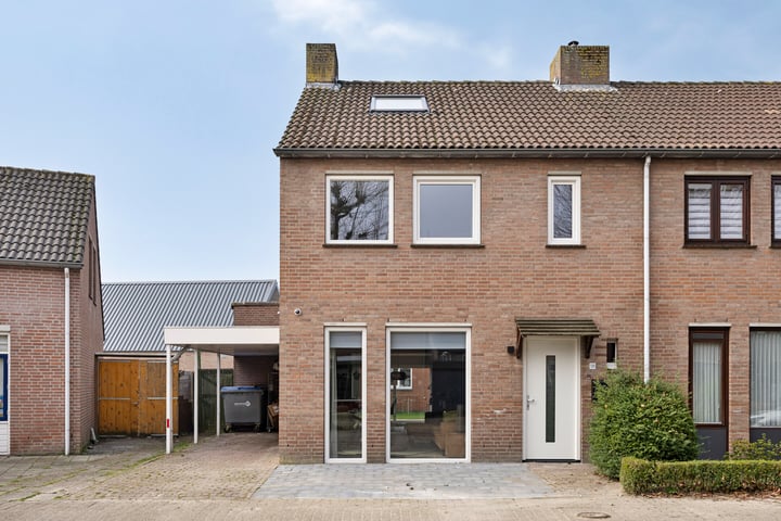 Plataan 18 in Oost West en Middelbeers foto