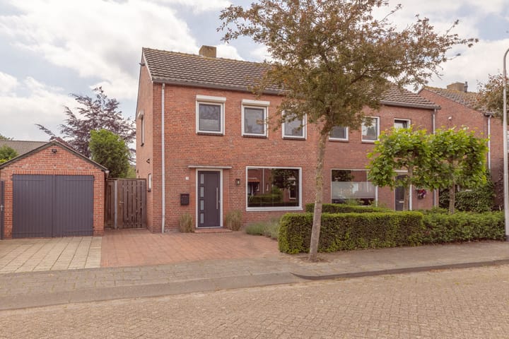 Plataanstraat 1 in Zundert foto